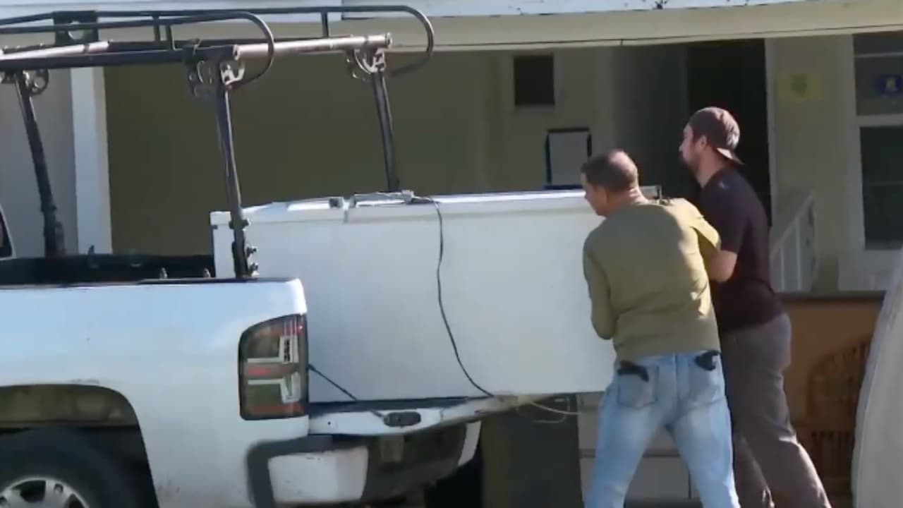 Algunas personas aprovecharon para llevarse sus pertenencias antes de que les cerraran las puertas de lo que era su casa.