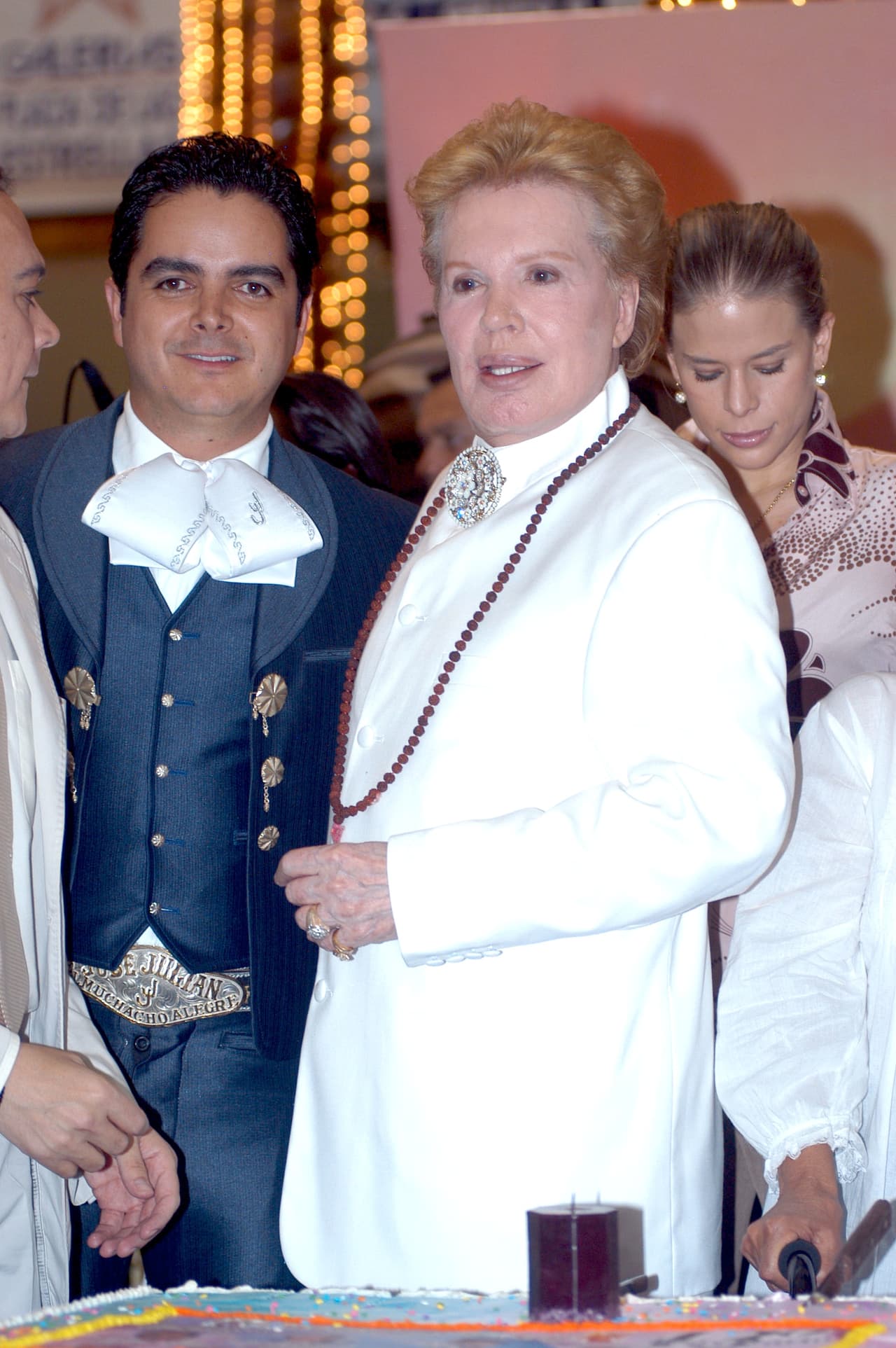 Tras comenzar a trabajar en un programa de televisión, en 1970 recibe su primera oportunidad cuando, vestido con ropa hindú que parecía extravagante, le piden que salga al aire supliendo a un invitado que no llegó y que hablara ante las cámaras de astrología.