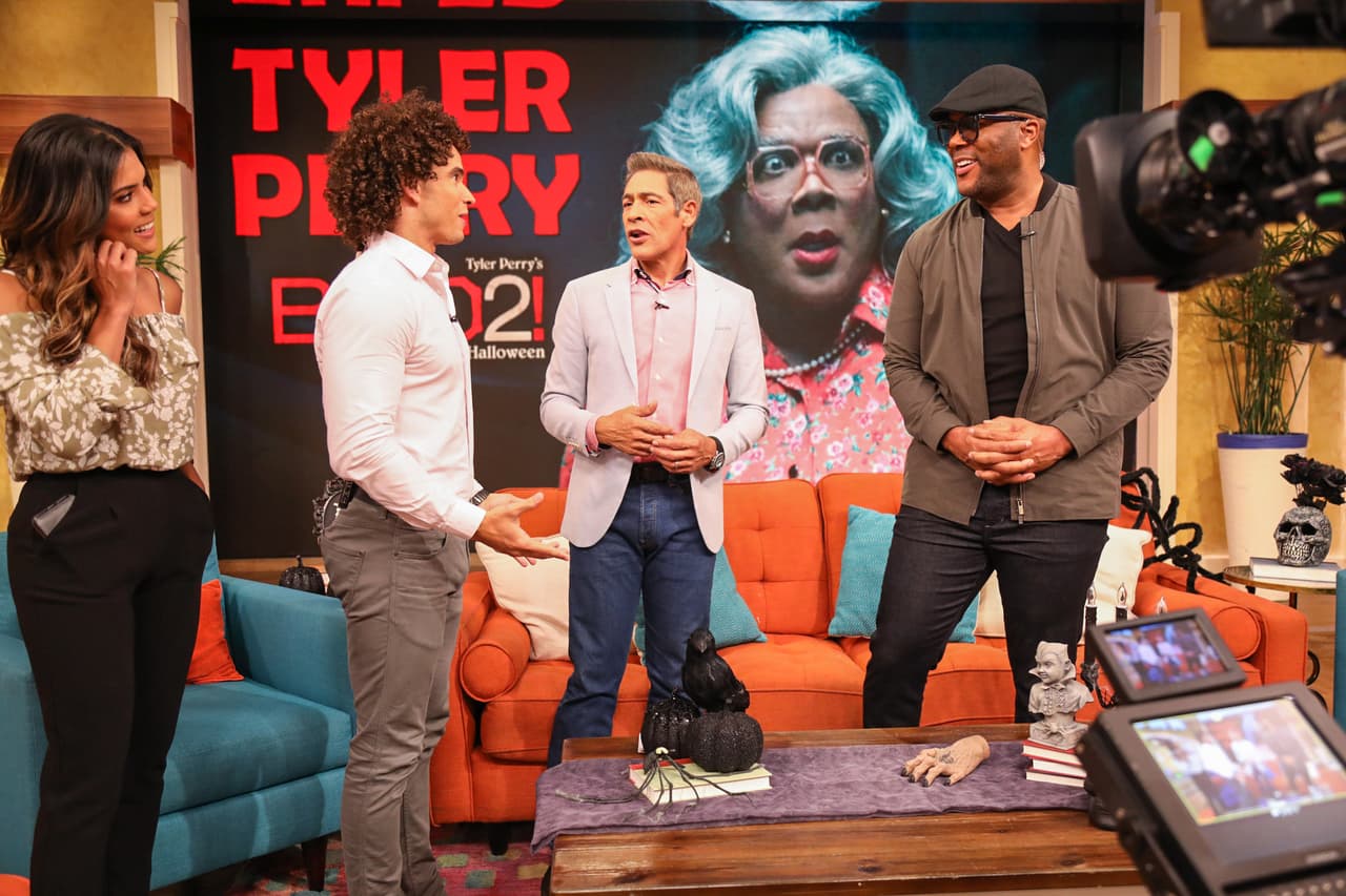 Todos nos divertimos con su visita y prometimos ir al cine a ver su película.