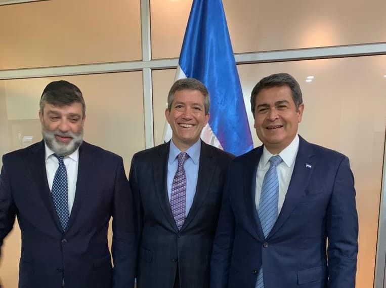 De izquierda a derecha, el rabino Aaron Lankry, el empresario Alan Cohen y el expresidente Juan Orlando Hernández asistiendo al anuncio del nombramiento del Gran Rabino de Honduras en 2019.