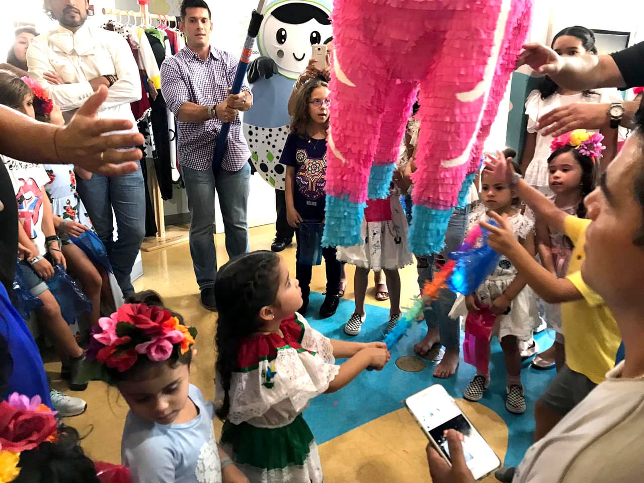 Giulietta ya queria ver caer los dulces de la piñata.