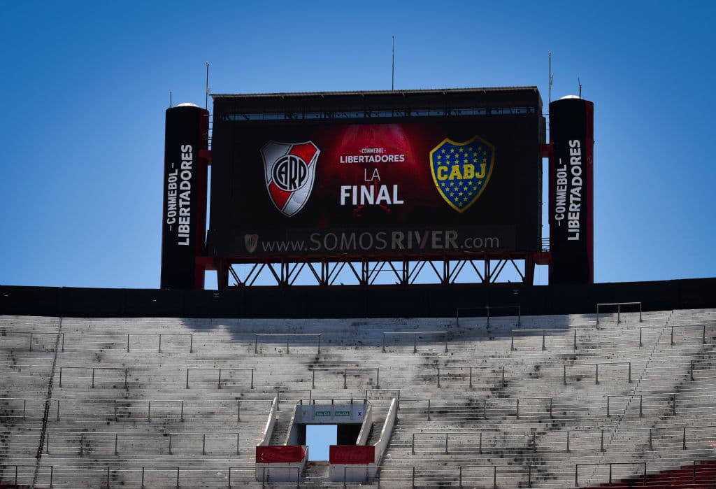 Porque, dicen muchos, un partido entre dos equipos legendarios merece jugarse en un estadio legendario, con respeto para El Monumental pero considerando que no se iba a jugar la Vuelta...