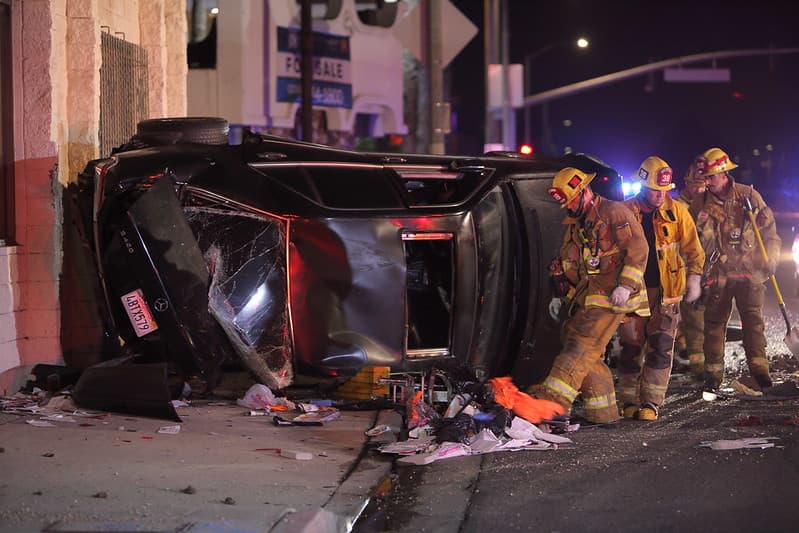 Uno de los vehículos se encontraba sobre uno de sus costados con tres personas atrapadas en su interior. Los tres adultos fueron transportados a hospitales locales con heridas graves "no mortales", según el LAFD.
