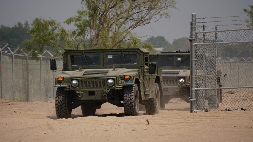 Al mismo tiempo, cientos de inmigrantes llegan que son detenidos por la Patrulla Fronteriza y son llevados a sus instalaciones.