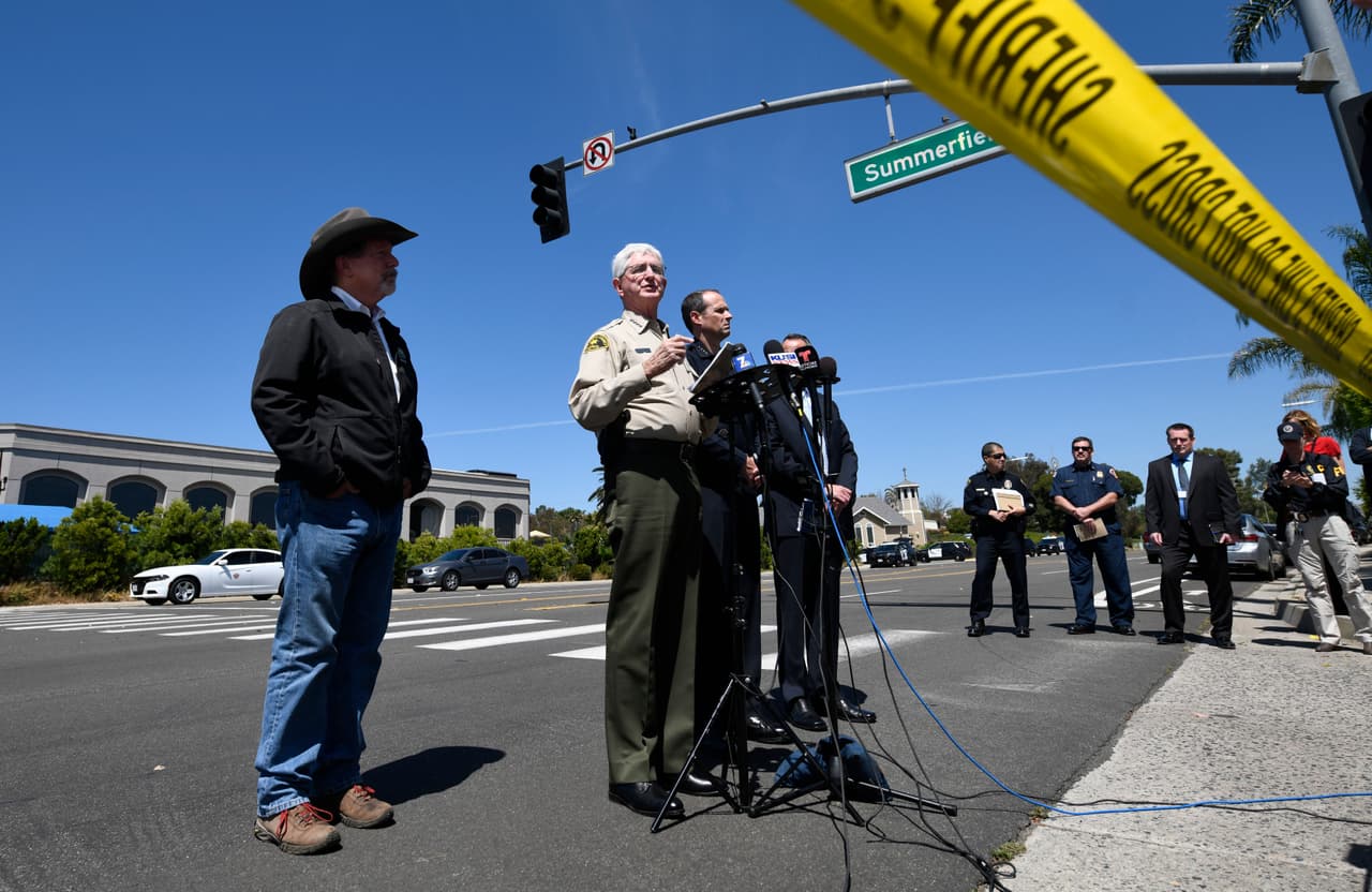 El sheriff del condado San Diego, William Gore, dijo que 
<b>el tiroteo ocurrió cerca de las 11:23 de la mañana (hora local)</b> y que los heridos fueron trasladados a un hospital cercano. Aunque él no se adelantó a explicar las motivaciones del atacante para cometer el tiroteo, 
<b>el alcalde Steve Vaus dijo que "fue un crimen de odio".</b>