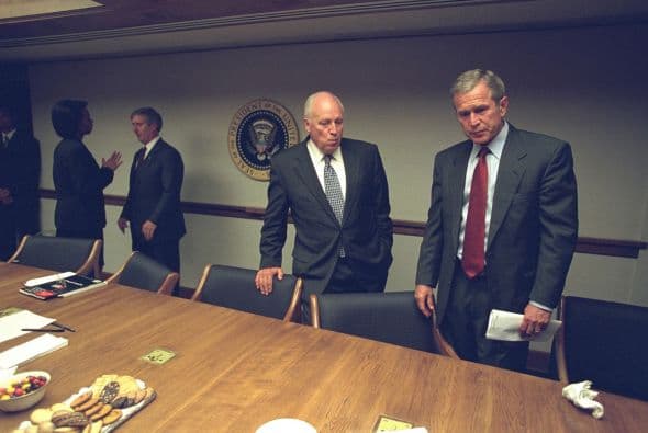 Los líderes se preparan para otra reunión. (Imagen del Archivo Nacional de EEUU).
