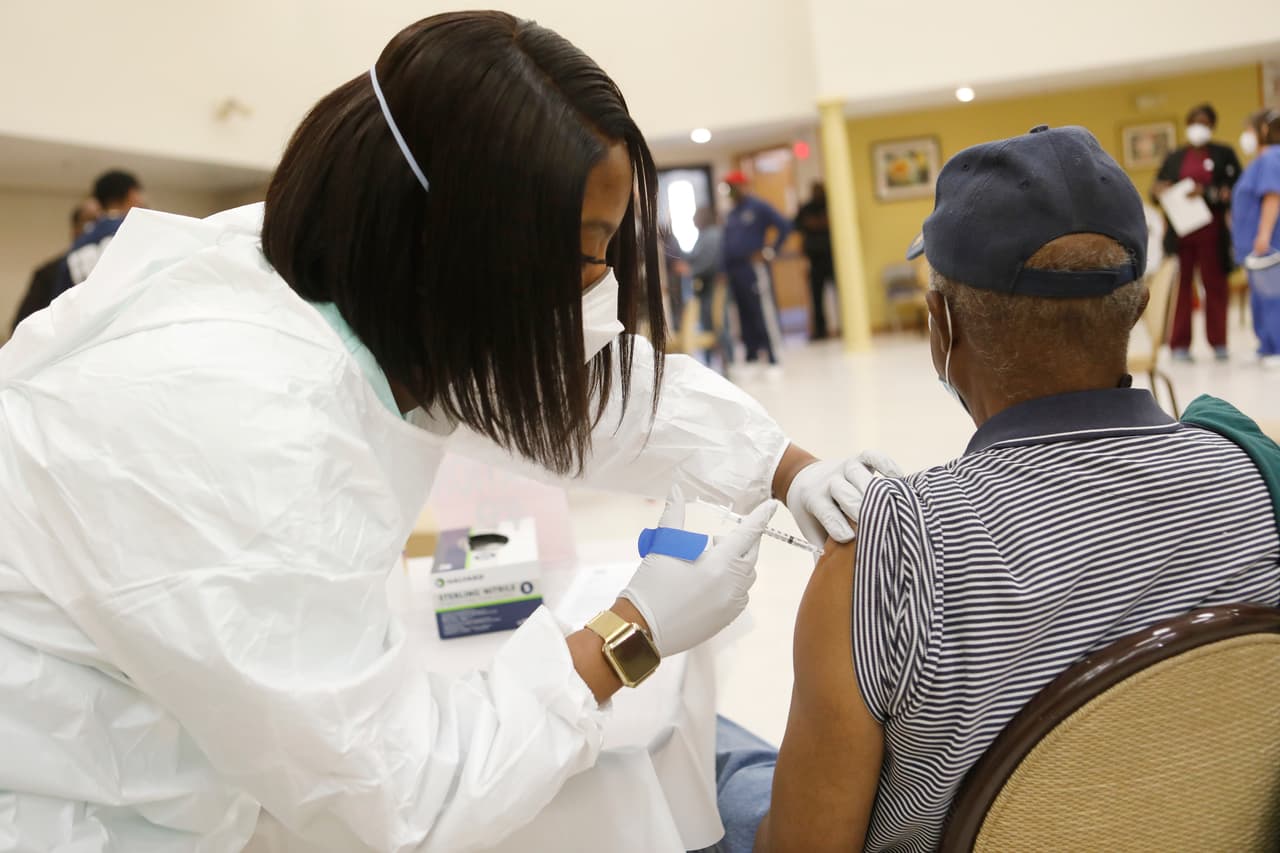 Un residente de Tampa, Florida, recibe la primera dosis de la vacuna contra el coronavirus.