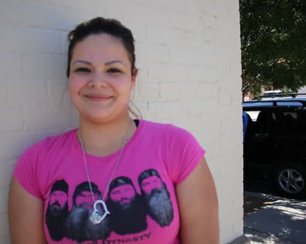 Brenda Sáen, residente de El Paso, recibió en su casa a una familia cubana.