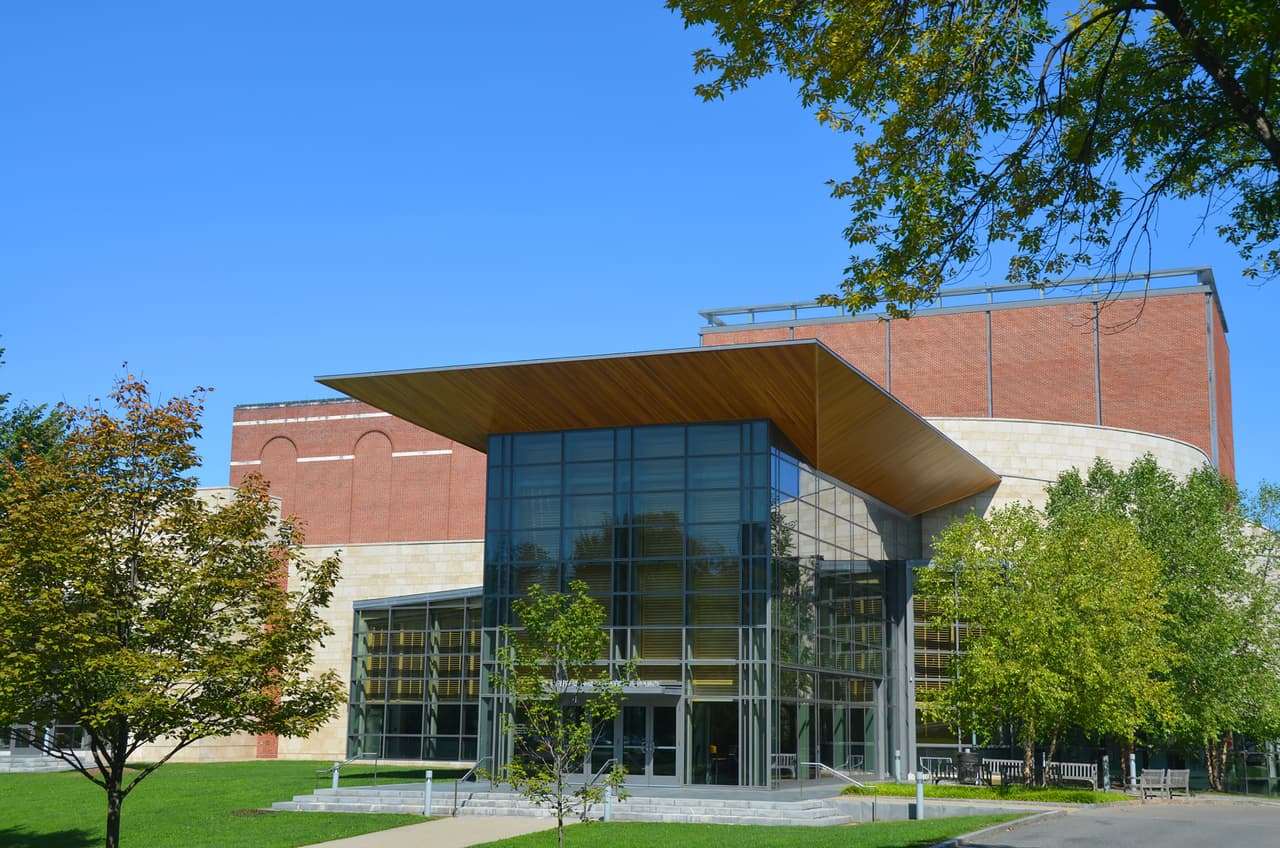 <b>Puesto 26. Williams College</b>
<br>
<br>Tasa de aceptación: 14%.
<br>
<br>Lugar: Williamstown, Massachusetts.
<br>
<br>Fue fundada en 1793 al noroeste de Massachusetts. Sus fundadores tenían “el objetivo de convertir su universidad privada de artes liberales en una contraparte occidental de las prestigiosas Harvard y Yale, más cercanas al este”, según mindyourdollars.com. Solo acepta unos 2,100 estudiantes de pregrado anualmente.
<br>