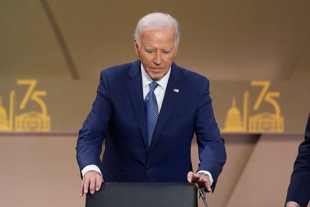 Cómo Biden parece imitar la táctica de Trump de arremeter contra "las élites" frente a quienes piden deje la candidatura