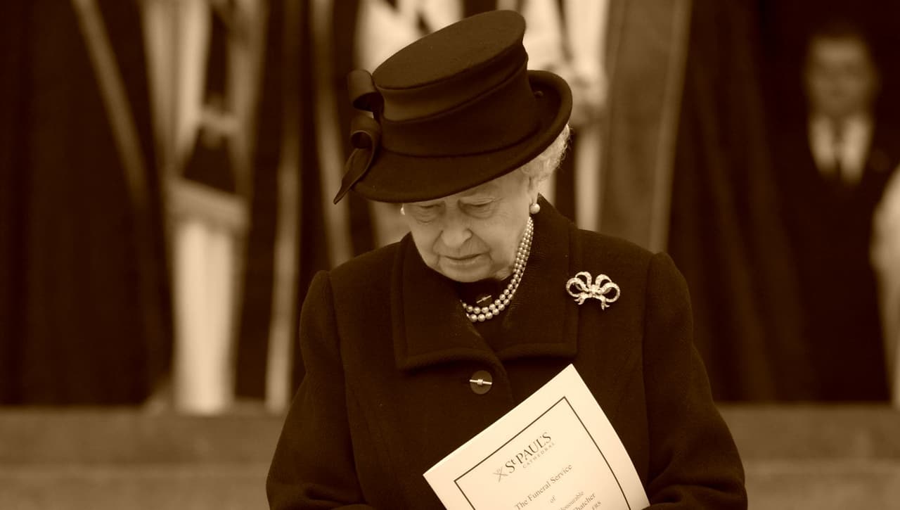 <b>1997, el funeral de Diana:</b> Isabel II fue muy criticada por su aparente frialdad 
<a href="https://www.univision.com/noticias/mundo/fotos-del-principe-de-gales-al-rey-carlos-lll-fotos">tras la muerte de la princesa Diana en un accidente automovilístico en 1997 en París</a>. Pese a los escándalos en su relación y su divorcio en 1996, el príncipe Carlos insistió para que su cuerpo fuera repatriado. Se le rindieron honores en la Abadía de Westminster el 6 de septiembre.
<b> Casi un millón de personas se agolparon en las calles de Londres y unos 2,500 millones siguieron el funeral por televisión en el mundo.</b>
<br>