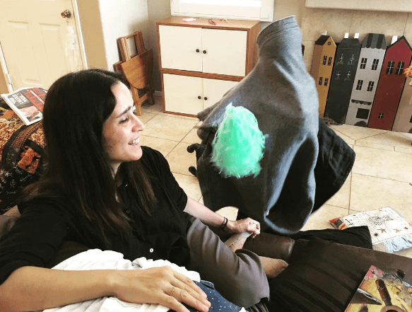 Julieta Venegas es una mujer muy profesional, pero cuando no está en el estudio o el escenario, también disfruta sus pequeños momentos de relajación como esta divertida imagen: "Relajándome con un pequeño fantasma".