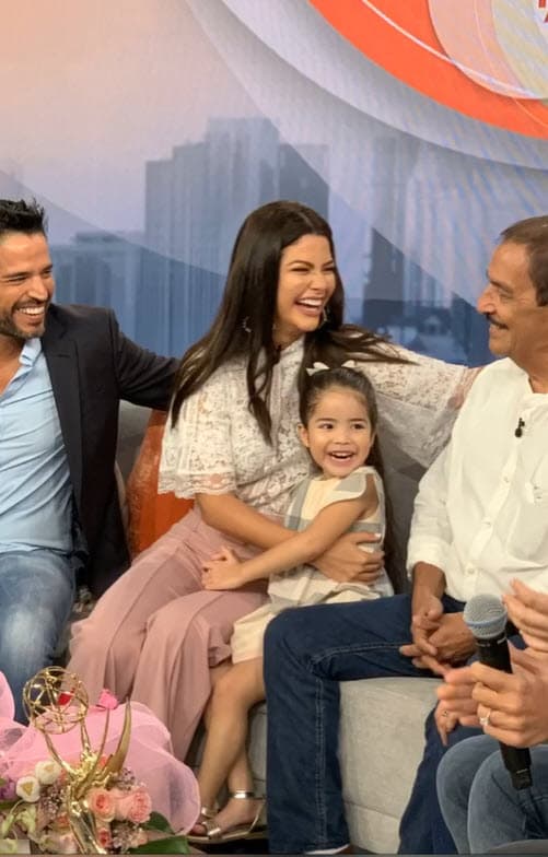 La mexicana comenzaba un nuevo proyecto en la cadena: 
<b><a href="https://www.univision.com/shows/enamorandonos" target="_blank">Enamorándonos</a></b>, y la producción del matutino quiso darle el adiós con la visita sorpresa de su padre y familia en el foro. 
<br>