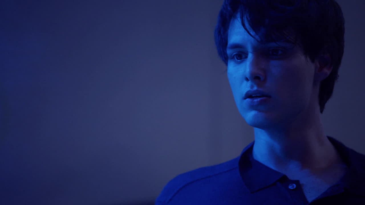 <b>Bruno</b> su hijo, es un adicto a los 
<b>videojuegos</b> y a la patineta. Debido a la indiferencia de sus padres, siente mucho cariño por 
<b>Esmira</b>, el ama de llaves de su casa.