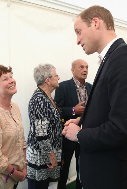 Pero mientras, el príncipe Guillermo aprovechó para estar cerca de la gente que acudió a verlos.