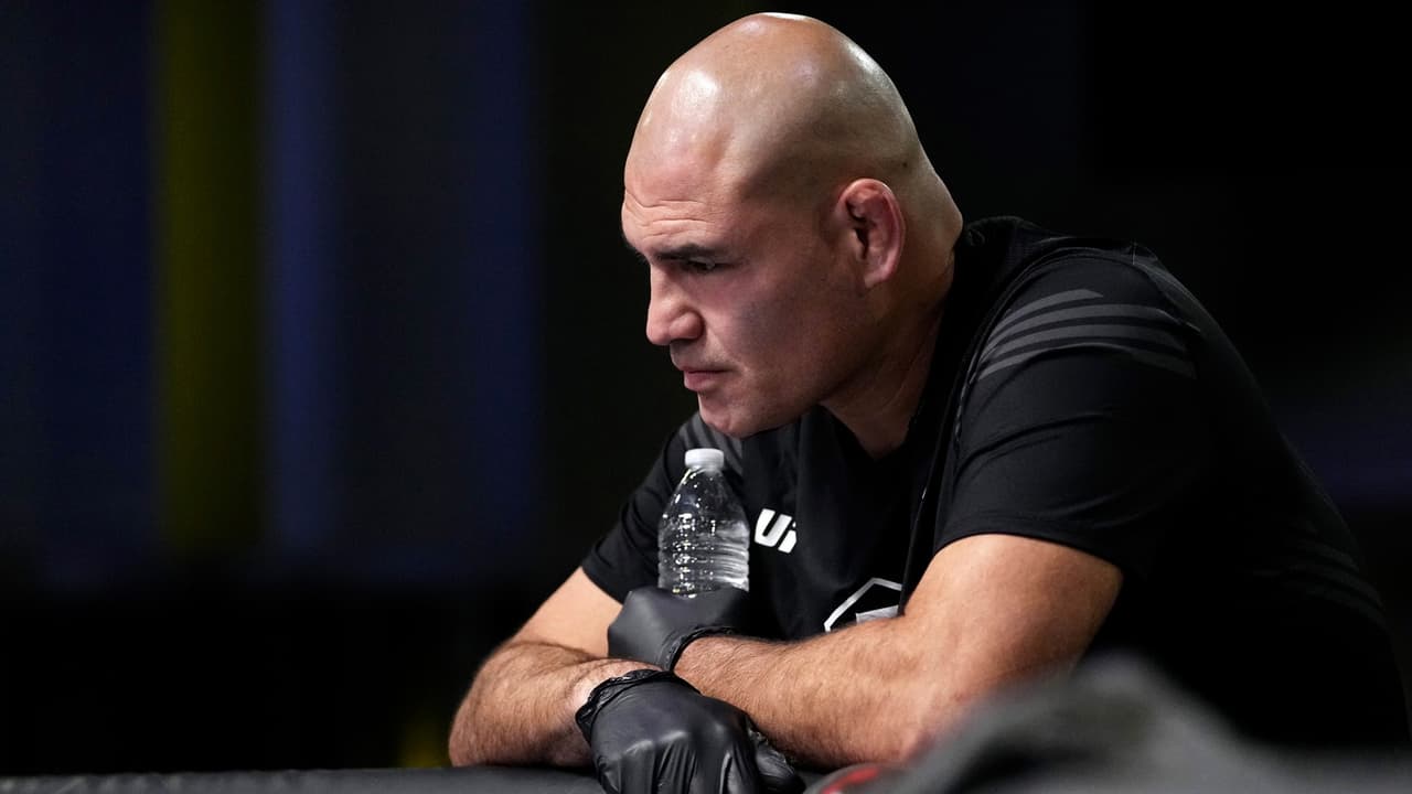 La Fiscalía añadió que Velásquez chocó su camioneta Ford contra la Silverado de manera intencional y luego disparó varias veces con una pistola calibre .40 registrada legalmente a su nombre.
<br>
<br>Durante la balacera, el padrastro de Goularte, Paul Bender, de 63 años, resultó herido de bala y fue llevado al Centro Médico Regional de San José, donde se espera que se recupere de sus lesiones.