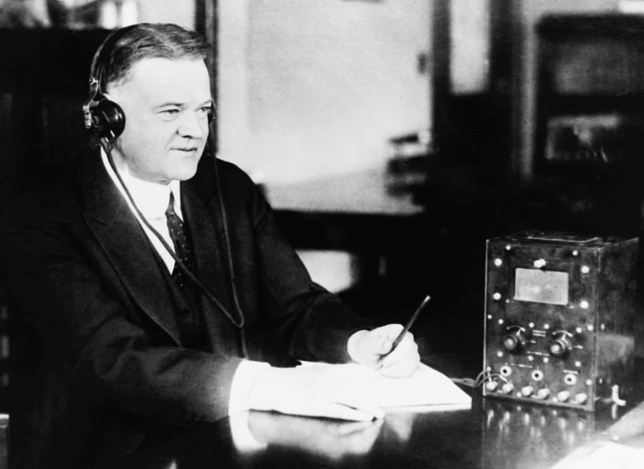 <b>Herbert Hoover (ascendencia alemana, suiza e inglesa)</b>. Nació en West Branch, Iowa, y gobernó entre 1929 y 1933. Sus padres eran descendientes de cuáqueros (o la
<a href="https://www.bbc.com/mundo/noticias/2015/05/150427_quakers_cuaqueros_fe_chocolate_finde_dv" target="_blank">Sociedad Religiosa de Amigos</a>), un grupo cristiano originario de Mansfield, Inglaterra.