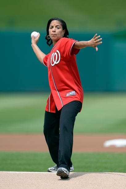 La Asesora de Seguridad Nacional, Susan Rice, lanza la primera bola en el juego inaugural de la temporada entre los Mets de Nueva York y los Nacionales de Washington el 27 de junio de 2013.