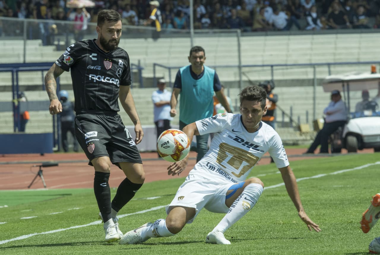 Los primeros minutos del partido fueron de tibias llegadas, con ambos equipos tratando de imponer sus condiciones pero sin mucho éxito.