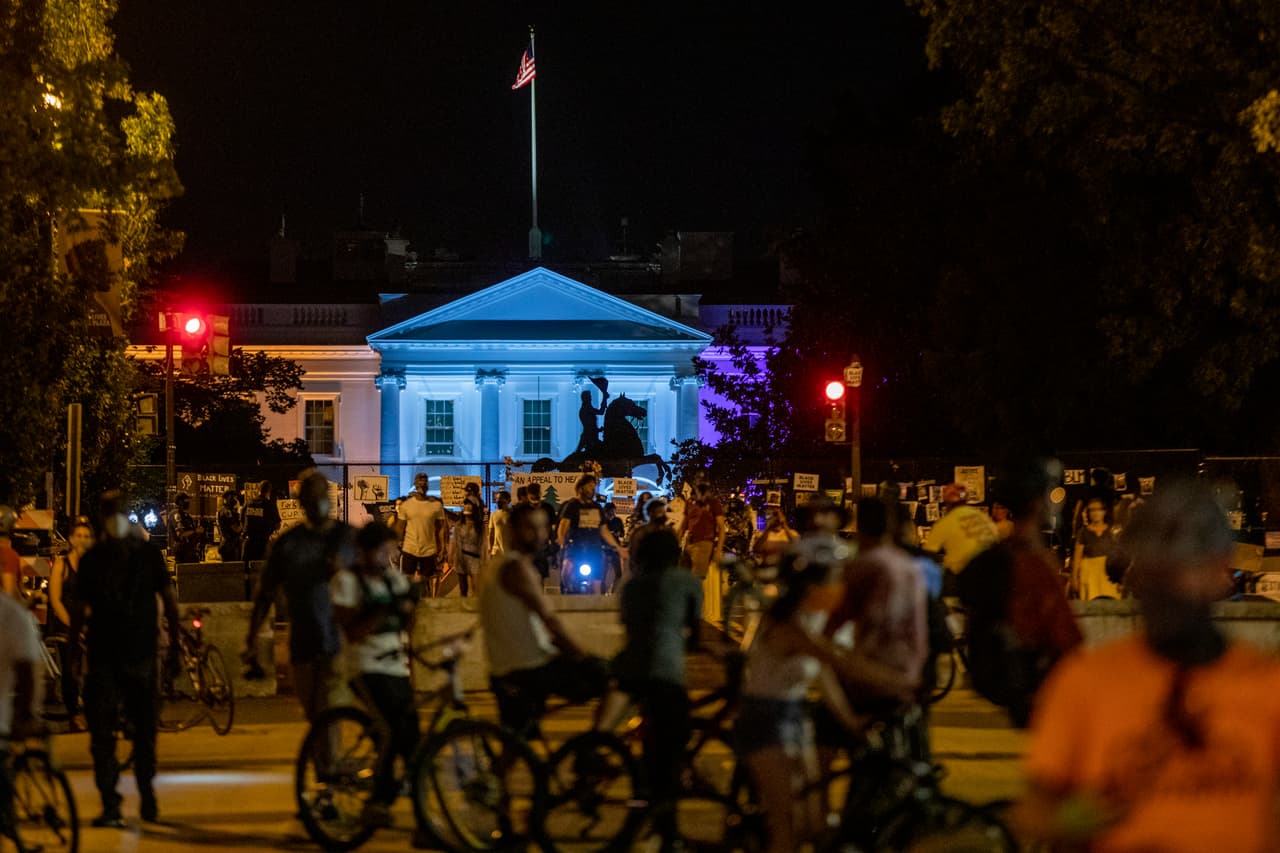 Un grupo de manifestantes se acercó en bicicletas hasta el frente de la Casa Blanca para protestar contra los republicanos. Arribaron minutos antes del discurso de aceptación de la candidatura a la vicepresidencia de Pence. La calle fue nombrada Black Lives Matter por el gobierno de la ciudad, luego de las protestas por la muerte de George Floyd a manos de la Policía el pasado mes de mayo.