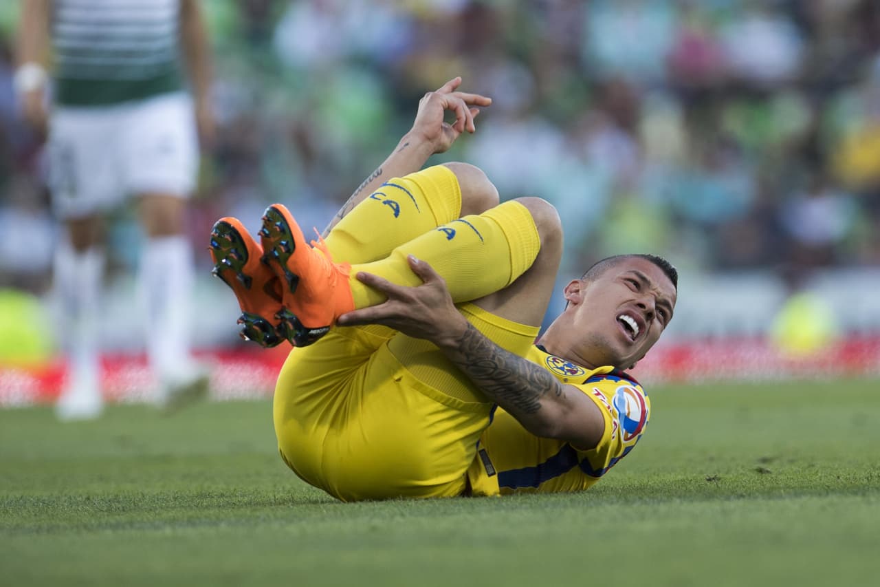 El colombiano Mateus Uribe era quien trataba de sacar al América desde campo propio. En una de sus embestidas fue derribado cerca del área rival y fue una buena oportunidad para abrir el marcador.