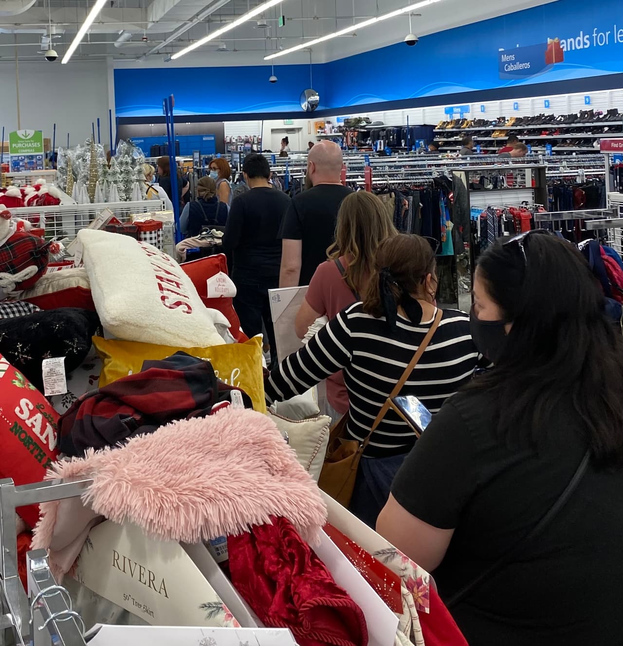 Las filas en las tiendas regresaron, este fin de semana Ross, TJ-Max, Target tenían largas líneas de personas para pagar, se notaba la presencia del turista mexicano que vino de compras al sur de Arizona.
