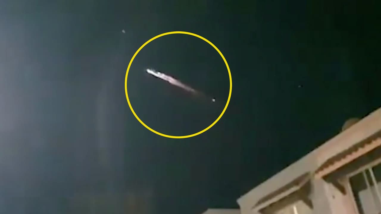 <b>En video: ¿Es un meteorito o los restos de un cohete? Graban una luz brillante en el cielo de México</b>
<br>
<br>
<br>La aparición de una misteriosa luz brillante en el cielo de Baja California Sur, en México, ha causado revuelo en redes sociales y muchos se preguntan cuál es su procedencia. Te contamos si se trató de un meteorito, los restos de un cohete de la empresa SpaceX o de otro cuerpo celeste.