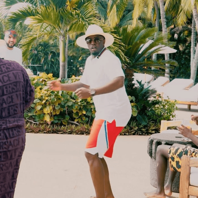 “Tengo unas noticias muy serias, he decidido, sé que es un riesgo y puede pacerles cursi a algunas personas, he decidido cambiar mi nombre”, dijo el rapero.