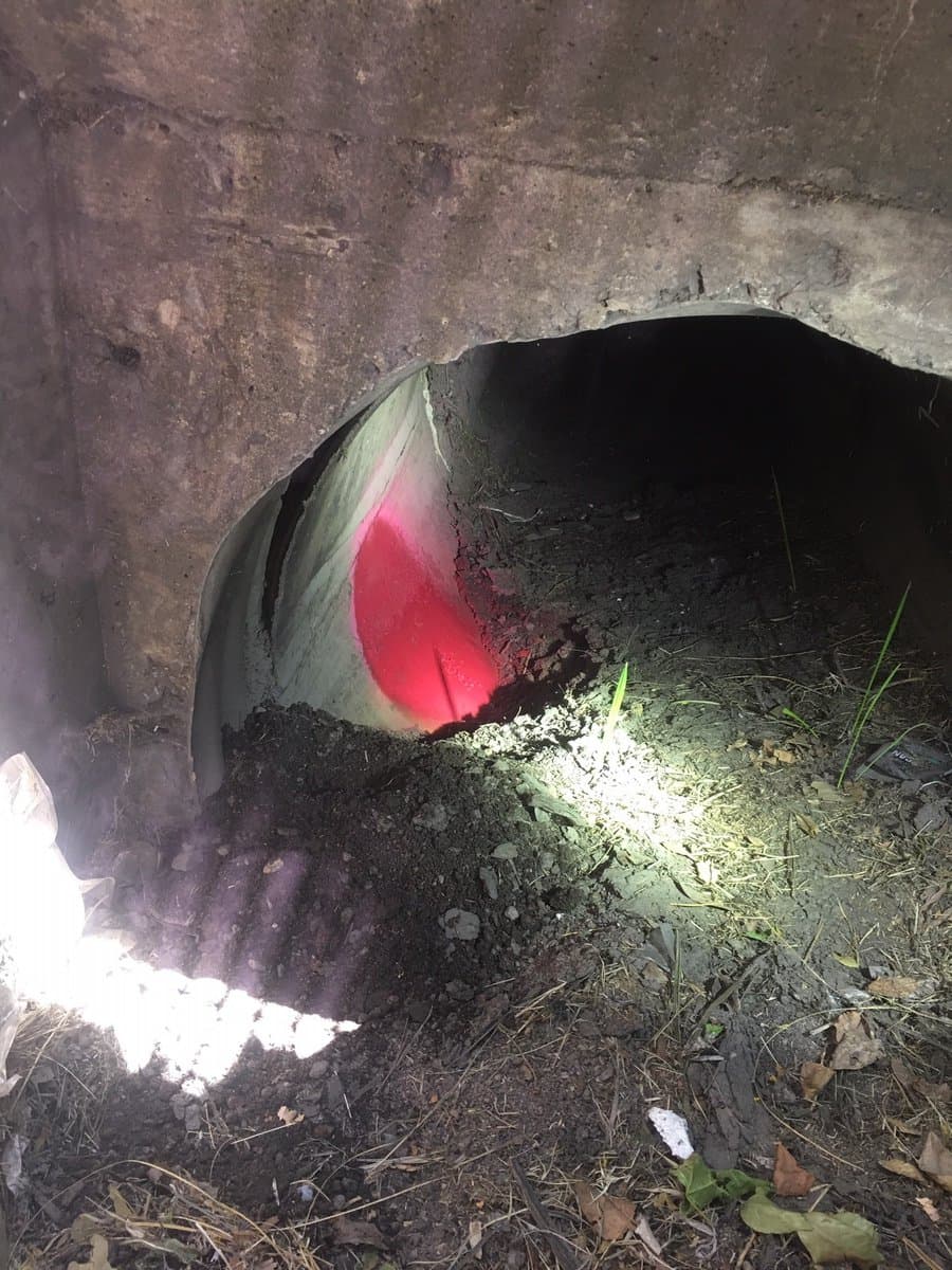 La obra se extendía a lo largo de 12 pies dentro del territorio estadounidense y solo 5 pies desde México. Estaba varios metros por debajo de la calle y dentro de un drenaje transfronterizo.