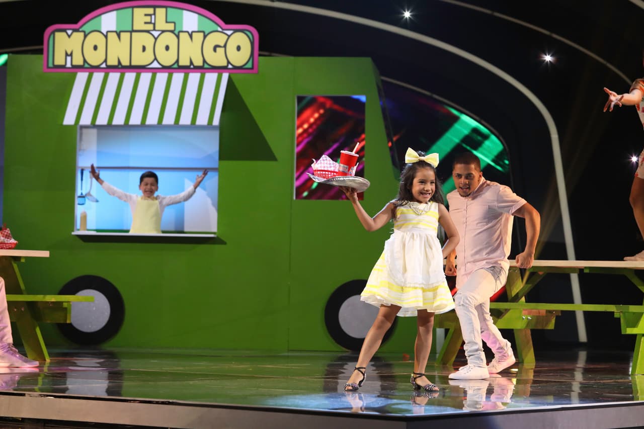 Ellos nos deleitaron bailando 'El Mondongo'.