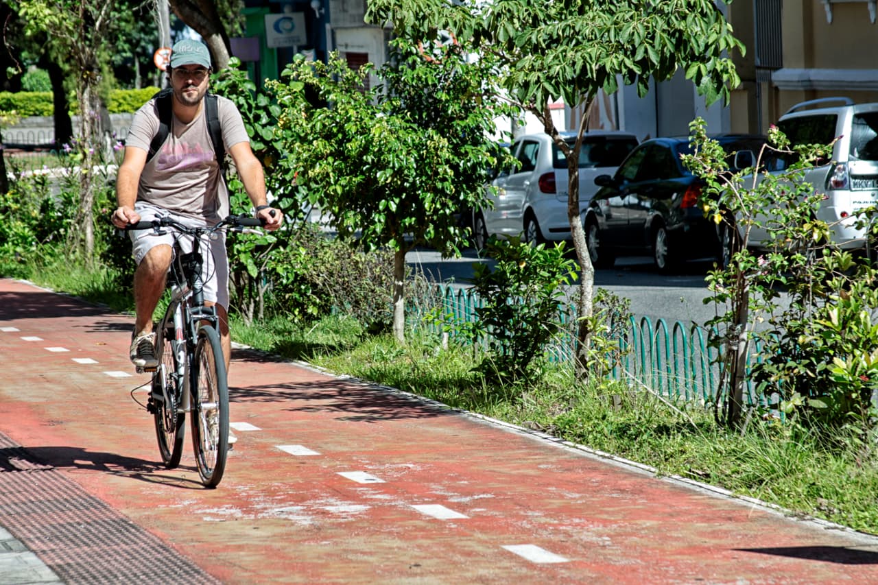 En el octavo lugar está Florianópolis, Brasil, con un 2.8% de los viajes en bici.