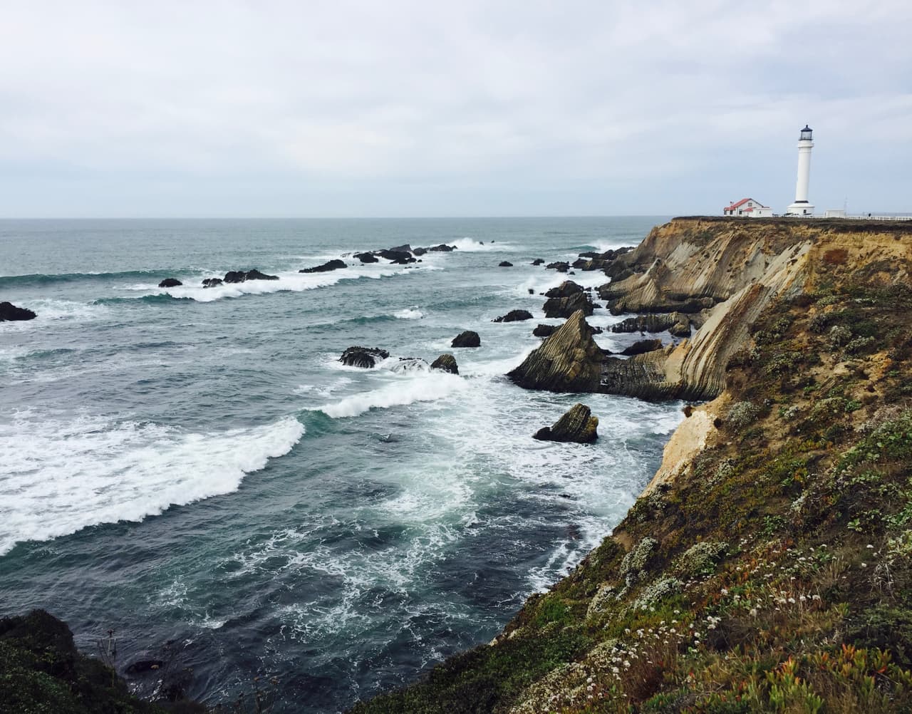 Asistencia para navegantes de aguas rocosas. Faro de Point Arena, California.
