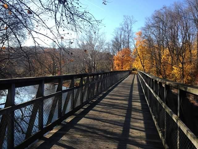 <b><a href="https://www.montcopa.org/1153/Perkiomen-Trail">Número 6: Perkiomen Trail</a></b>. El Perkiomen Trail de 20 millas sigue la ruta del Perkiomen Creek desde Oaks hasta Green Lane Borough. Se conecta con Schuylkill River Trail y Audubon Loop. En la mayor parte de su longitud, el "Perky", como muchos lo conocen, utiliza el antiguo lecho de rieles de la línea Perkiomen del ferrocarril de Reading.