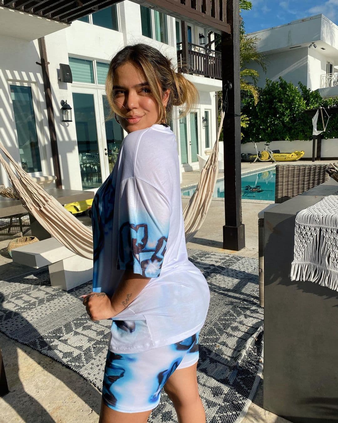 Karol G ha invertido su dinero en bienes raíces y en 2020, adquirió varias hectáreas en su natal Medellín, donde construyó su moderna residencia en color blanco, con grandes ventanales.