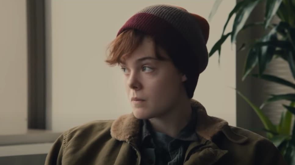 <b>T (transgénero)- Ray en ‘About Ray’</b>
<br>La primera T de las siglas significa transgénero, palabra que engloba a las personas con una identidad de género distinta al sexo con el que se les identificó al nacer según sus genitales (hombre o mujer).
<br>
<br>En la película ‘About Ray’ se relata la historia de un joven que se siente atrapado en el cuerpo de mujer con el que nació, por lo que poco a poco empieza un proceso de transición que involucra tanto a su madre como a su abuela.