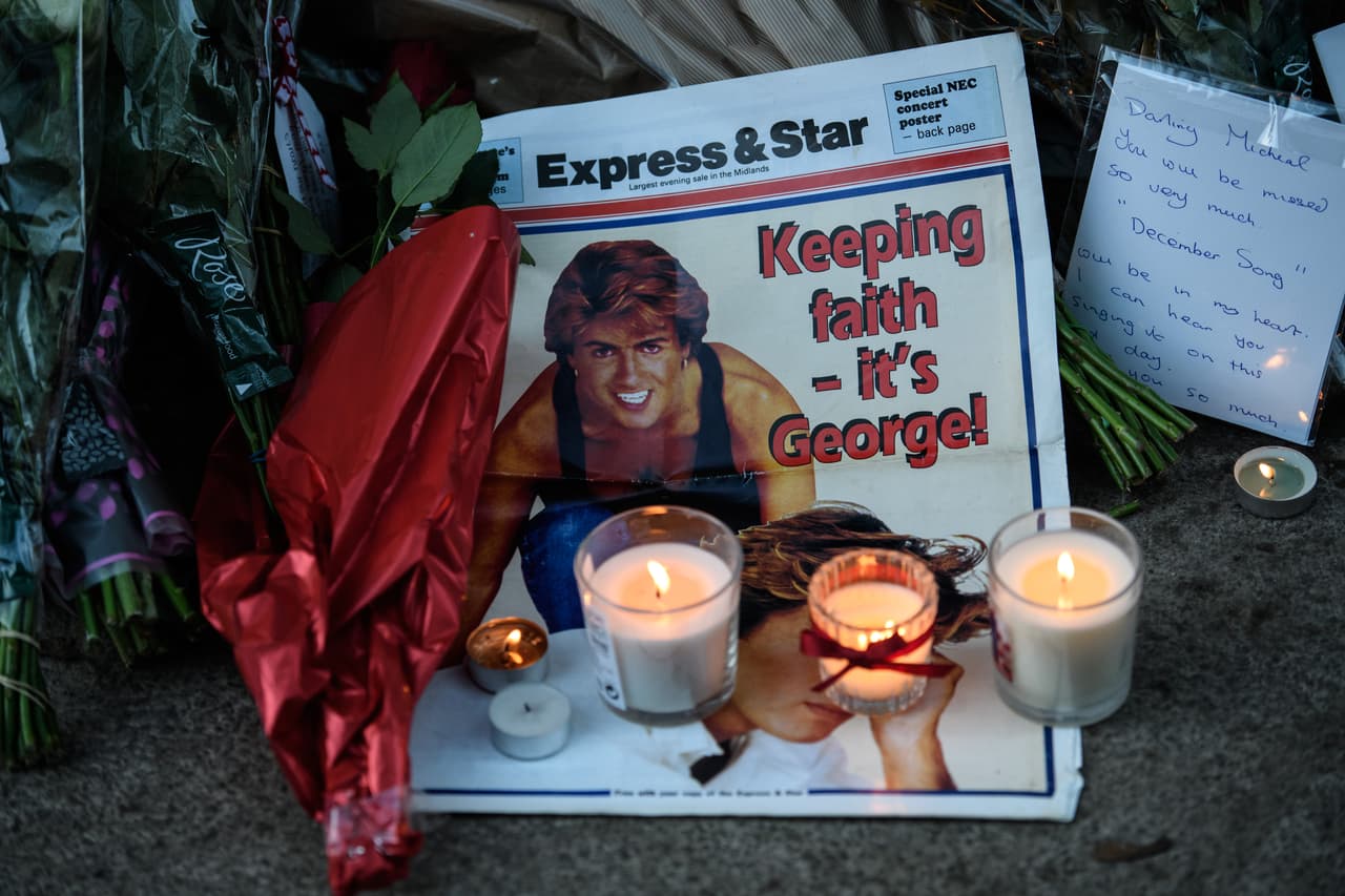 Velas sobre el titular "¡Manteniendo la fe, es George!".