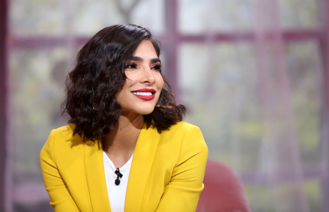 Este look contrasta con el anterior, en donde mostraba su cabellera al hombro.