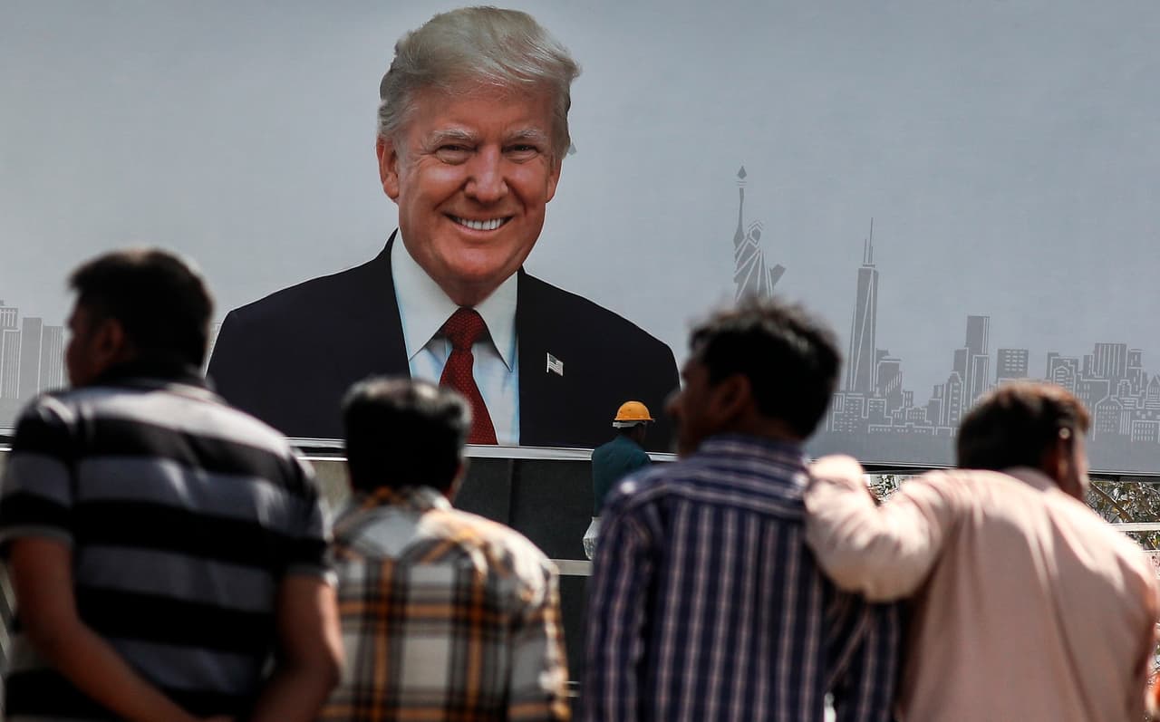 Desde por la mañana, miles de personas comenzaron a llegar al nuevo estadio de Motera, "el mayor estadio de críquet del mundo", con una capacidad de 100,000 espectadores y donde se llevará a cabo el multitudinario "Namaste Trump", como se ha denominado el evento en el que el presidente estadounidense hará su primera aparición.