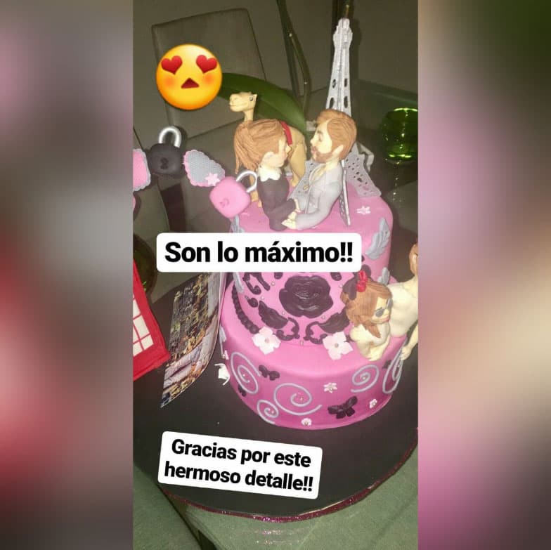Sus fans siempre los han defendido, y esta fecha fue el pretexto perfecto para felicitarlos y prepararles algunas sorpresas para celebrar con ellos estos 12 meses de amor y felicidad. Su club de fans
<b>@PancheriFans</b> les mandó a hacer un pastel muy significativo con momentos que la pareja ha vivido, detalle que los actores agradecieron.