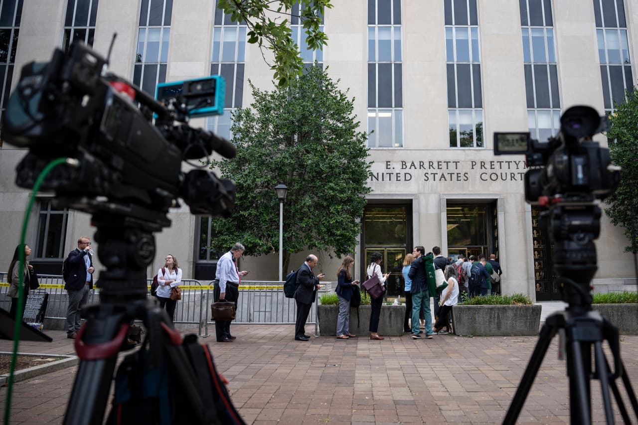 En cuanto a la conspiración, se refiere a los 
<b><a href="https://www.univision.com/noticias/politica/caso-criminal-interferencia-electoral-mas-riesgoso-trump-explicamos" target="_blank">esfuerzos por interferir con las funciones del gobierno</a> </b>a través de “engaños, mafias, mañas o trucos”, y en el acta se sustenta que el expresidente usó “la deshonestidad, el fraude y el engaño” para obstruir la certificación de los resultados de la elección.