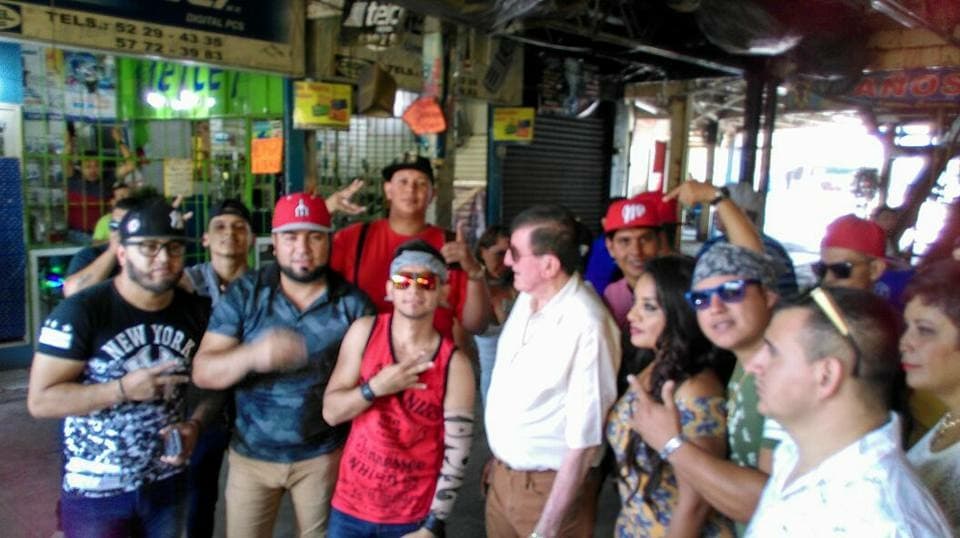 El músico sinaloense, estuvo acompañado de varios bailarines y gente del barrio, quienes lo apoyaron en todo momento a hacer este clip.