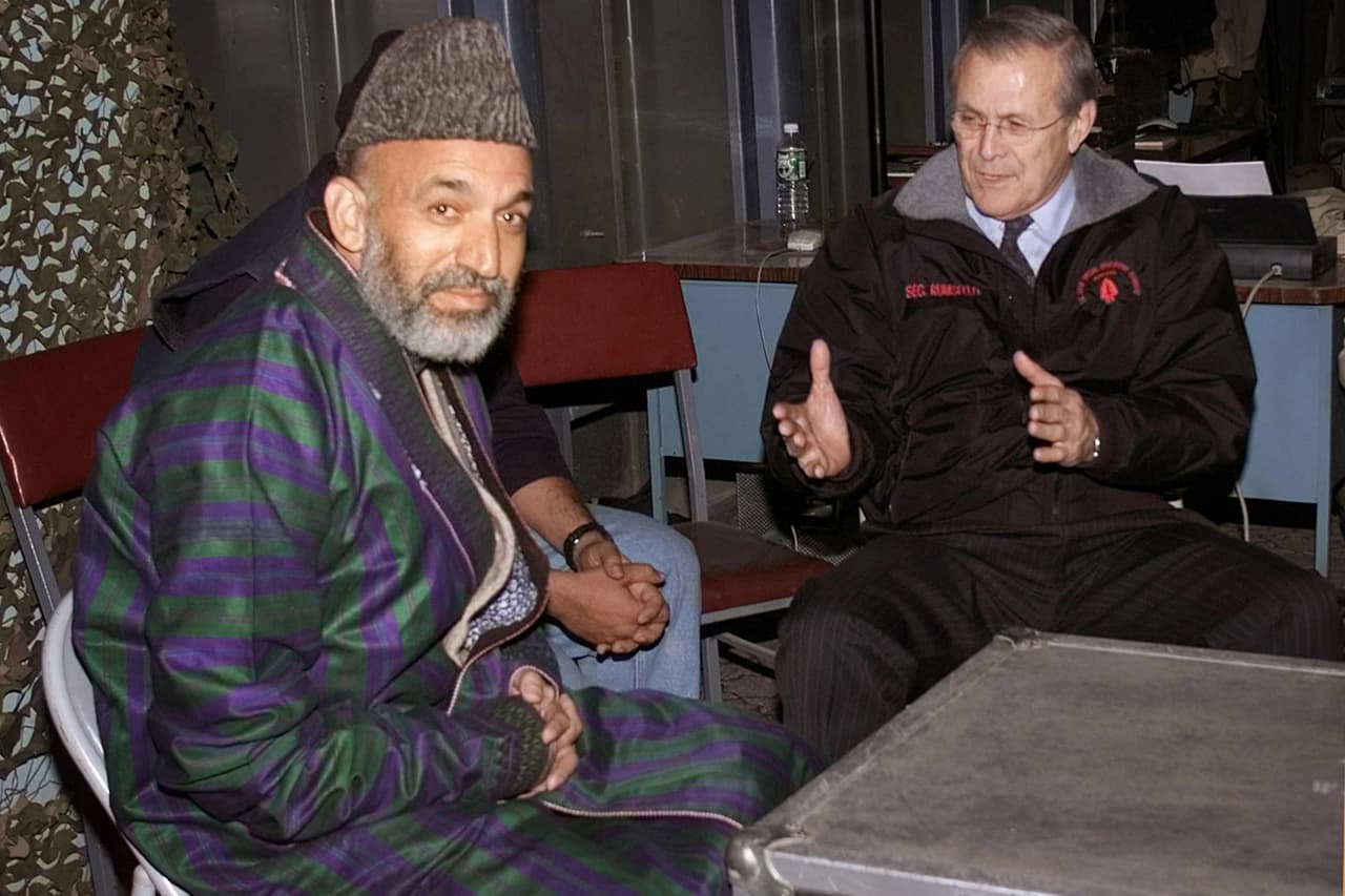 <b>HAMID KARZAI</b>
<br>
<br>
<b>ENTONCES: </b>Líder interino y luego presidente electo de Afganistán tras el 11 de septiembre, logró el delicado equilibrio de mantenerse en términos amistosos con Estados Unidos y Occidente mientras unificaba las numerosas facciones de su país, al menos durante un tiempo. Más de una vez llamó a los talibanes "hermanos", y los últimos años de su presidencia estuvieron marcados por las fricciones con Estados Unidos.