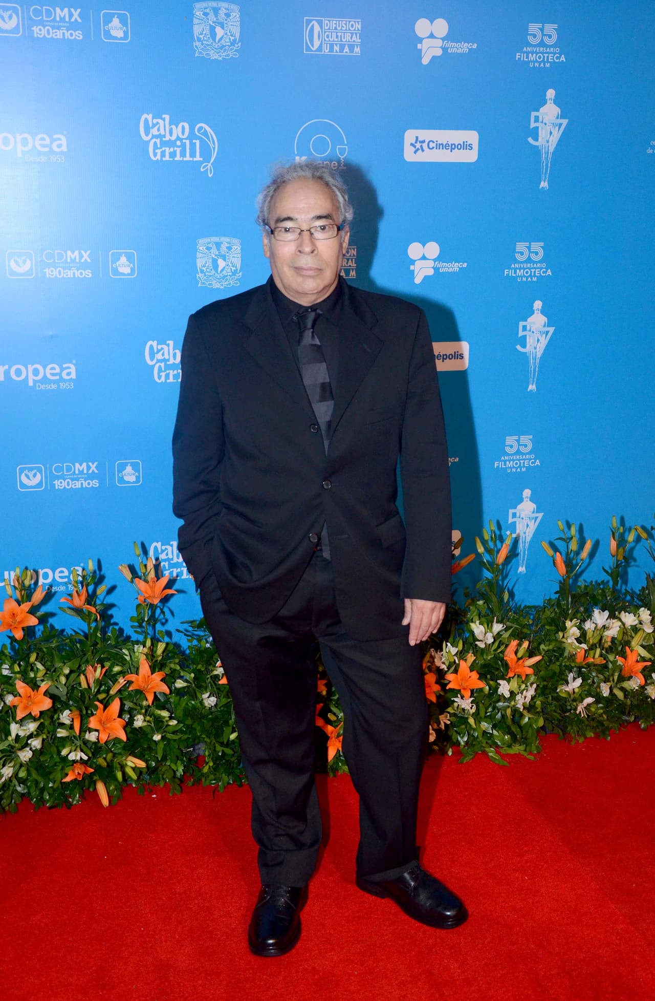 “Perdí las ganas de vivir, (tuve) intentos de suicidio, ruptura de clavícula y tres fracturas en una pierna. Fui muy soberbio, un sofista: todos estaban equivocados, menos yo. Perdí el respeto a mí mismo, a mi familia, al trabajo, la dignidad. Económicamente perdí todo. No soy un exadicto, soy un adicto en recuperación. Ahora vivo el día de hoy. Con gusto y respeto a las cosas que me suceden. No pienso en el mañana, solo en el hoy”, agregó al diario de
<a href="https://www.elsiglodetorreon.com.mx/noticia/168127.las-drogas-empanan-su-brillo.html">Torreón</a>.