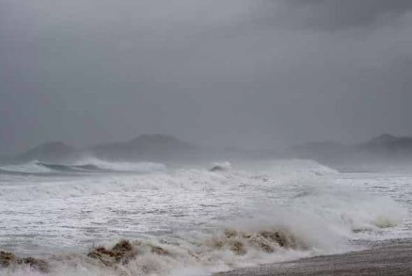 El paso del huracán Odile por las cosas mexicanas de Baja California Sur deja destrucción, evacuaciones y a cientos de casa sin energía eléctrica. Por su parte, el Sistema Meteorológico Nacional (SMN) advirtió que lluvias de muy fuertes a intensas golpearán Baja California Sur durante las próximas horas. Con la información de Univision.com