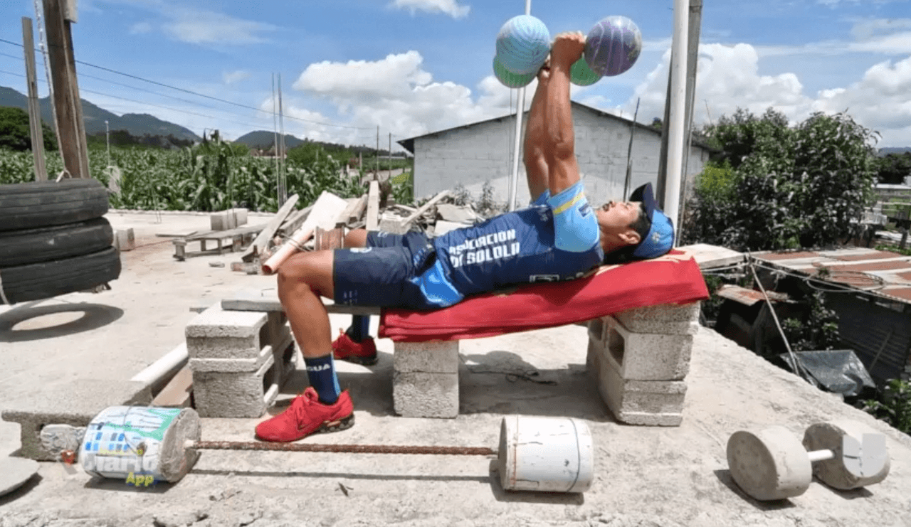 Vicente, lejos de detenerse por el confinamiento, creo su propio
<b>gimnasio en la terraza</b> de su casa.