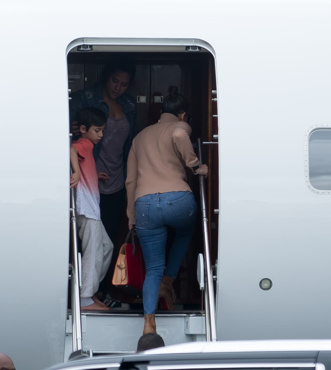 Recibida por el hombre más importante de su vida, su hijo Max, Jennifer López fue la primera en subir al avión.