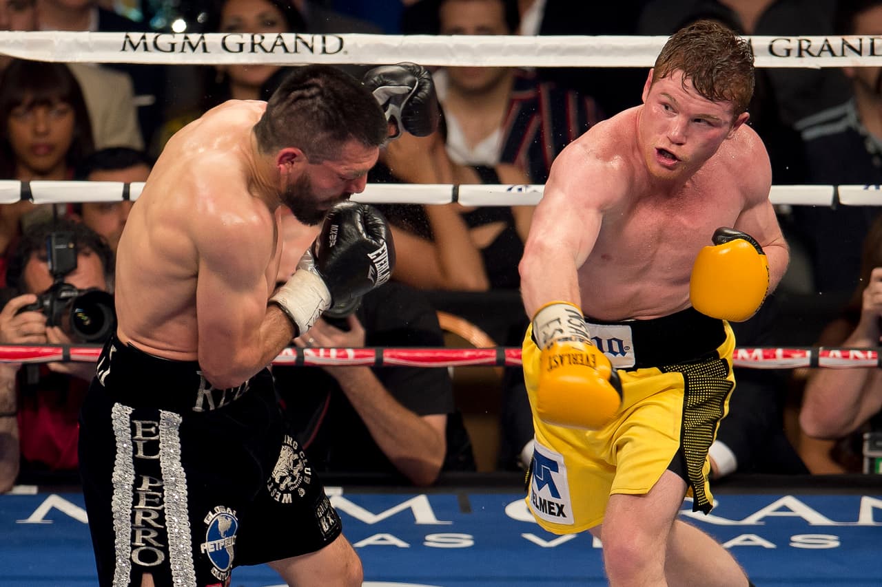 2- No es de a gratis que de sus 48 victorias como profesional, Saúl haya conseguido 34 nocauts. Es un especialista en terminar pronto sus peleas. Su uppercut puede ser fatal y qué decir de su gancho de zurda que recientemente fue exaltado por Silvester Stallone mientras coreografíaban un comercial.