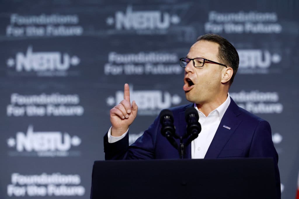 El gobernador de Pensilvania, Josh Shapiro, se refirió a Biden como un patriota.
<br>
<br>"
<b>El presidente Biden es un patriota que ha servido honorablemente a nuestro país en el Senado, como vicepresidente y como uno de los presidentes más importantes de la historia moderna", </b>dijo en un post en redes sociales.
<br>
<br>"Ha hecho muchísimo para hacer avanzar a nuestro país, defender nuestra democracia y proteger la libertad real. Estoy orgulloso de trabajar a su lado y agradecido por su liderazgo y su compromiso inquebrantable de cumplir con Pensilvania", añadió.
<br>