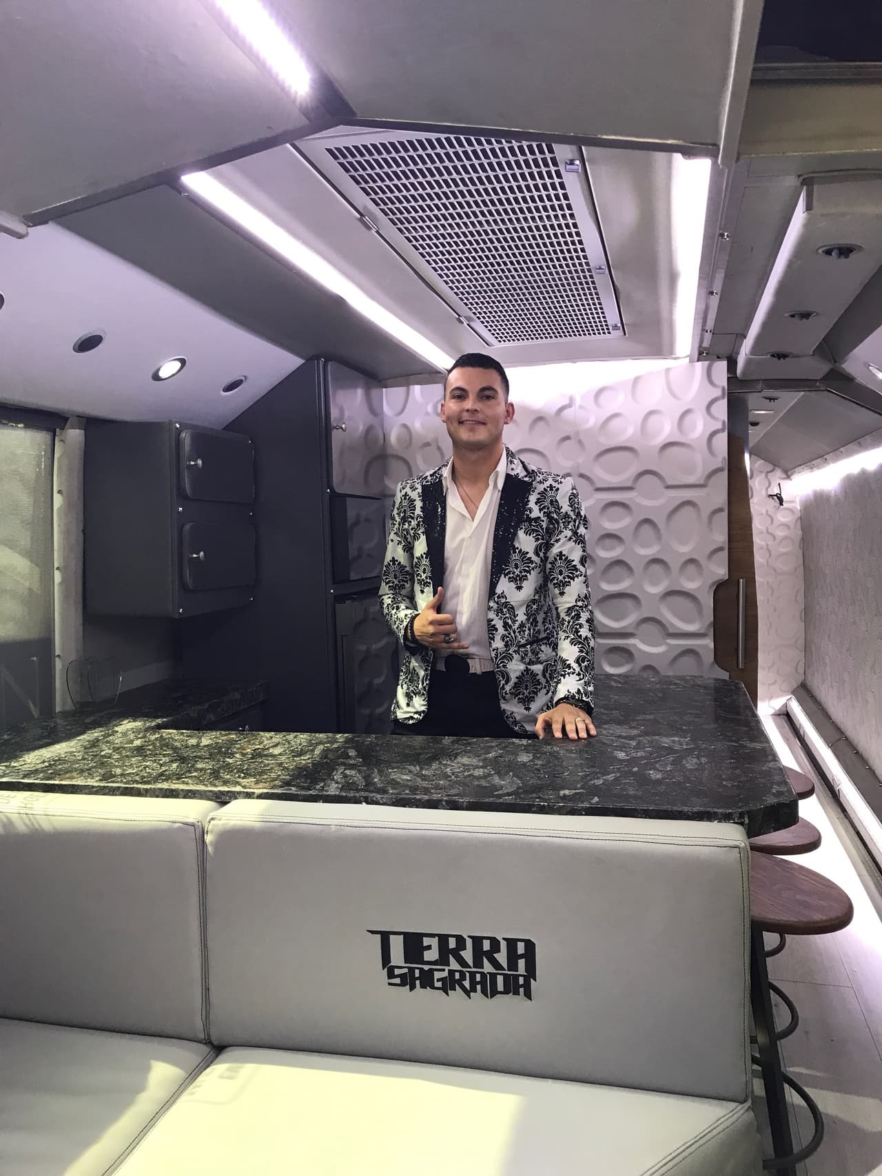 La unidad, cuenta con una barrita y algunos bancos para que los chicos puedan consumir sus alimentos.