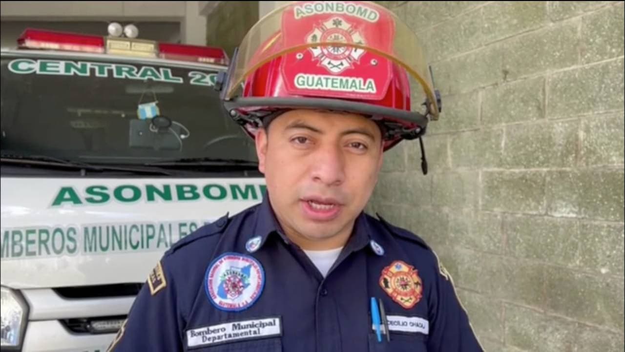 “Había diésel derramado esto provocó que el vehículo diera varias vueltas en círculo hasta estrellarse con el vehículo de transporte pesado”, dijo un vocero de la agencia de rescate en Guatemala.